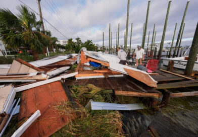 Furacão Isaías deixa mortes, destruição e quase um milhão sem energia enquanto ameaça de tornados persiste nos EUA