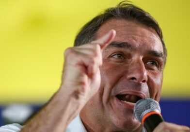 Flávio Bolsonaro questiona resultado das urnas e anuncia ação para cassar chapa de Lula Flávio Bolsonaro questiona resultado das urnas e anuncia ação para cassar chapa de Lula