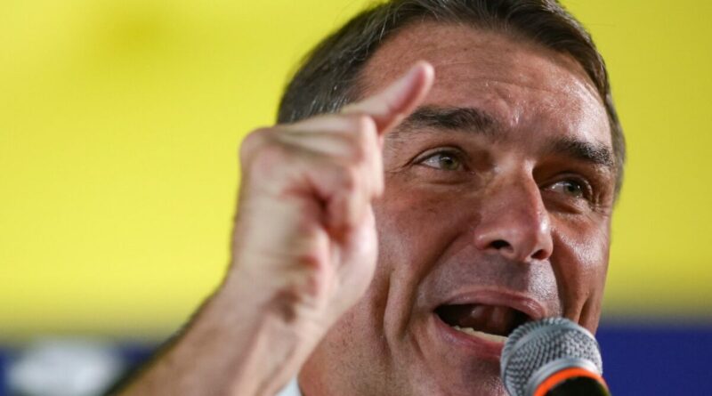 Flávio Bolsonaro questiona resultado das urnas e anuncia ação para cassar chapa de Lula Flávio Bolsonaro questiona resultado das urnas e anuncia ação para cassar chapa de Lula