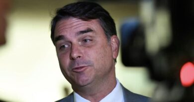 Programa eleitoral de Flávio Bolsonaro é transmitido sem áudio e TSE anuncia reexibição