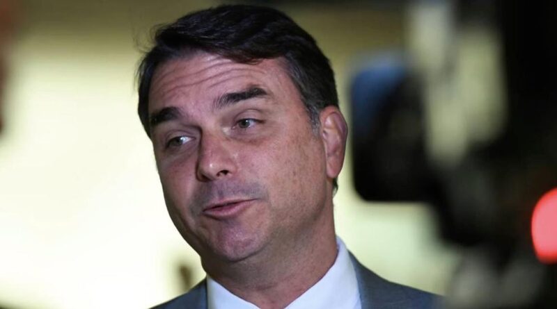 Programa eleitoral de Flávio Bolsonaro é transmitido sem áudio e TSE anuncia reexibição Programa eleitoral de Flávio Bolsonaro é transmitido sem áudio e TSE anuncia reexibição