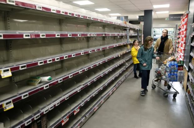 Governos ao redor do mundo recomendam reservas de emergência para a população diante de escalada global de crises Governos ao redor do mundo recomendam reservas de emergência para a população diante de escalada global de crises