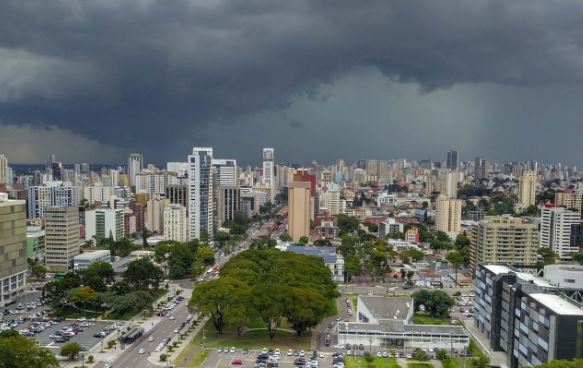 Tempestades intensas e granizo ameaçam vários estados brasileiros com ventos de 100 km/h Tempestades intensas e granizo ameaçam vários estados brasileiros com ventos de 100 km/h