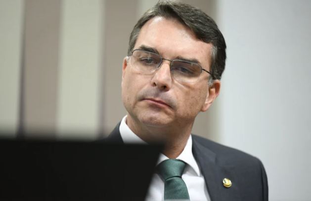 Governo Trump ajudou em plano de fuga e concederá asilo a Flávio Bolsonaro, dizem aliados