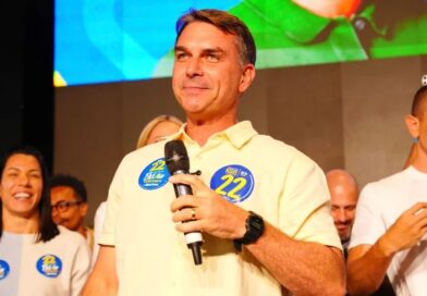 Flávio Bolsonaro desafia Lula no TSE e condiciona abertura de sigilos a devassa ampla Flávio Bolsonaro desafia Lula no TSE e condiciona abertura de sigilos a devassa ampla