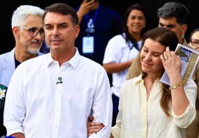 Flávio Bolsonaro se declara líder do Brasil nos EUA em carta, após deixar o país em operação secreta Flávio Bolsonaro se declara líder do Brasil nos EUA em carta, após deixar o país em operação secreta