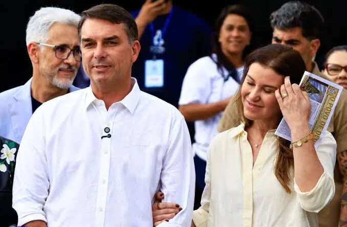 Flávio Bolsonaro se declara líder do Brasil nos EUA em carta, após deixar o país em operação secreta Flávio Bolsonaro se declara líder do Brasil nos EUA em carta, após deixar o país em operação secreta