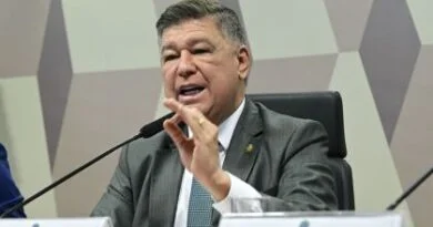 Carlos Viana protocola pedido de prisão contra Janones após ataques a André Mendonça